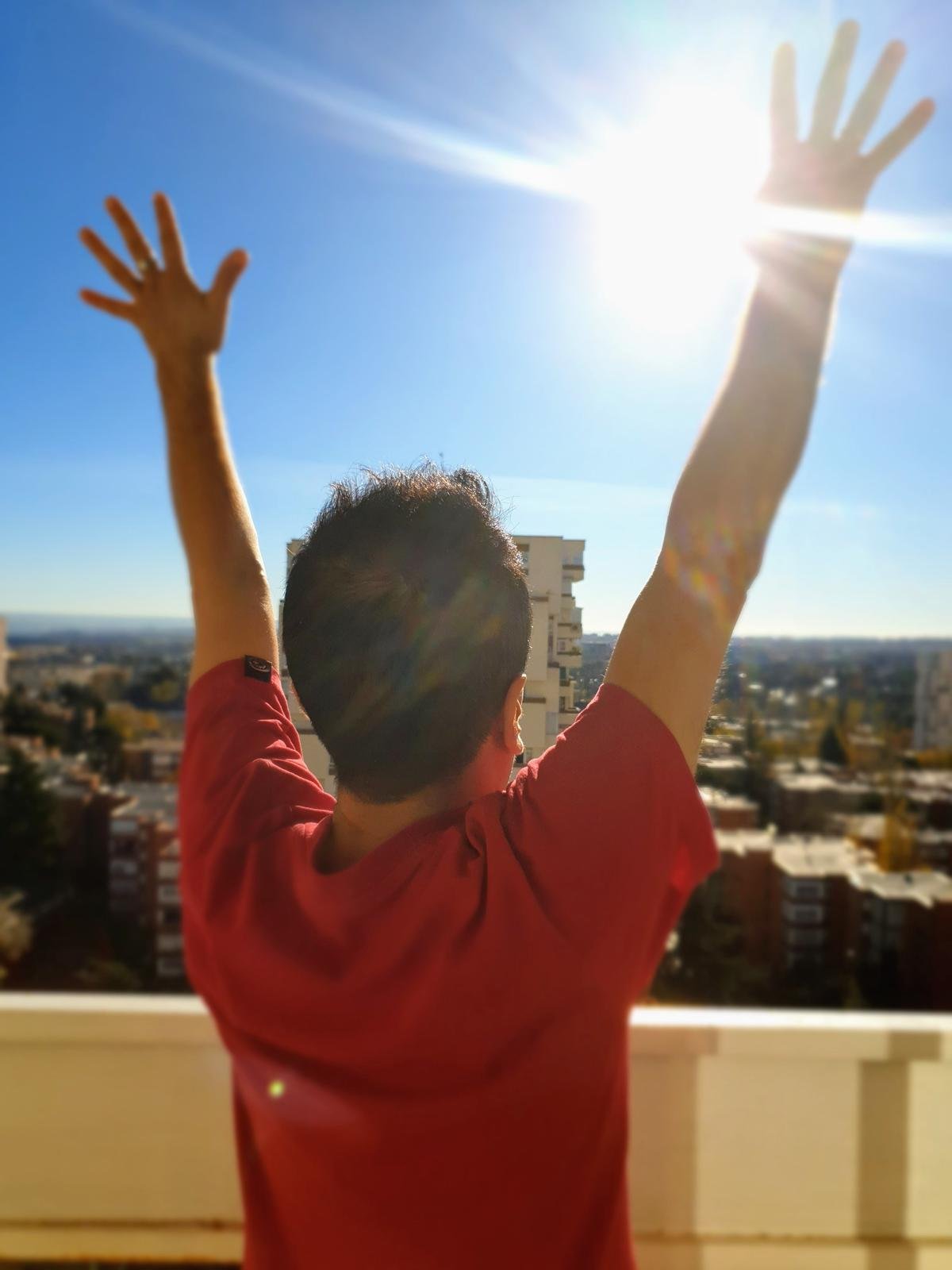 Luis Felipe abriendo los brazos al sol
